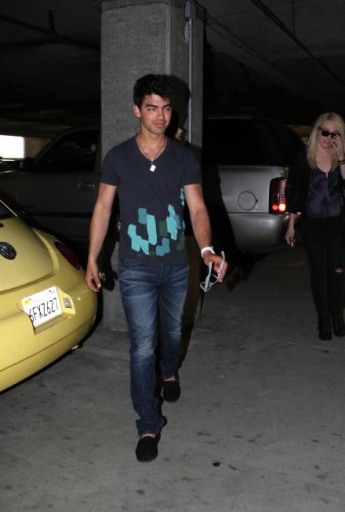 Demi, Joe Jonas et Anna Oliver sortant d'un parking Norma308