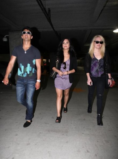 Demi, Joe Jonas et Anna Oliver sortant d'un parking Norma309