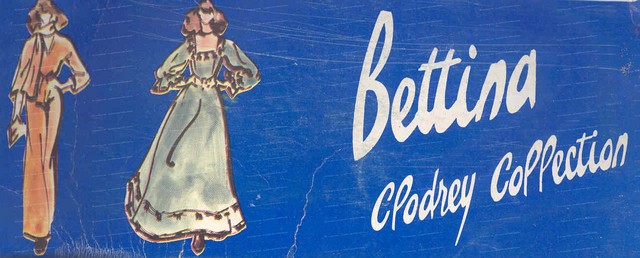 Bettina, mannequin, détails des boîtes de tenues Bettin14