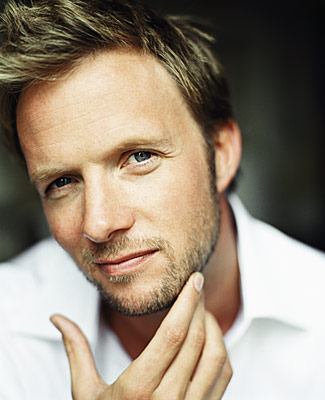 Rupert Penry-Jones - Page 6 2852_u10