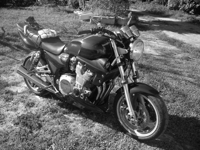 Le concours de Mars 2010: Votre moto en black & white. Pict5128