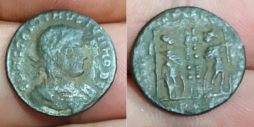 AE3 de Constantino II. GLORIA EXERCITVS. Soldados entre 2 estandartes. Roma C_ii10