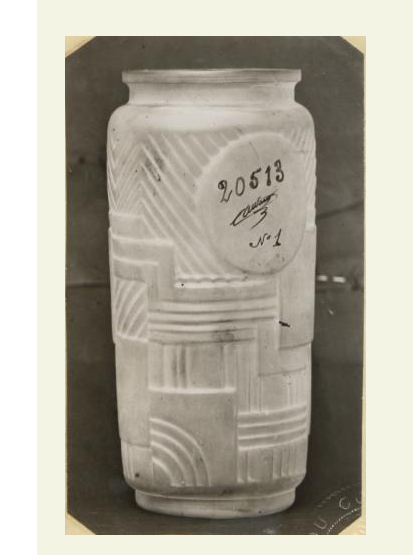 Vase en verre moulé Verreries de Saint-Denis marqué du logo Souchon-Neuvesel Captur71