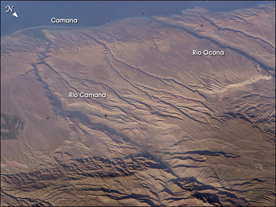 étrange et gigantesque ombre filmée depuis l'Iss Andes210