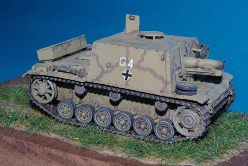 StuIG 33 auf Pz III ( chassis plastique Revell , casemate résine ALBY ) Imgp2843