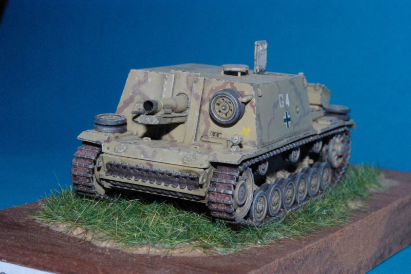 StuIG 33 auf Pz III ( chassis plastique Revell , casemate résine ALBY ) Imgp2844