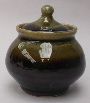 This baby reminded me of the Beach little Steenstra lidded pots. Dscf2317
