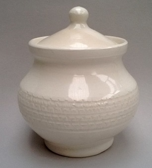 This baby reminded me of the Beach little Steenstra lidded pots. Lidded10