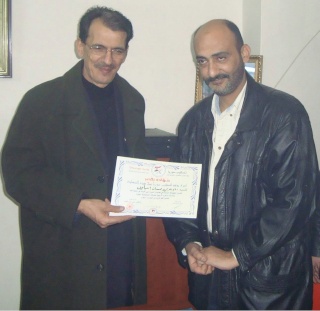 الدكتور علي الأسد يقدم شهادة تقدير للإعلامي حسان اسماعيل 0015