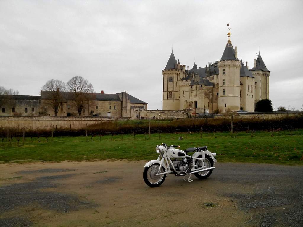Photos de vous et de votre moto devant ....un château  - Page 10 Img_2012