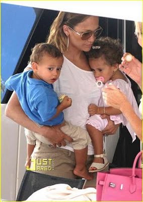 Jennifer Lopez et ses jumeaux pour une pub Gucci ! Jennif12