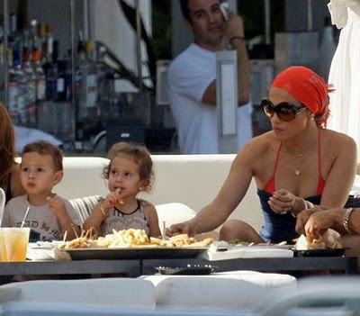 Jennifer Lopez et ses jumeaux pour une pub Gucci ! Jennif16