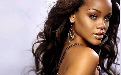 Avec quelle coiffure préférez-vous la chanteuse Rihanna ? Rihann12