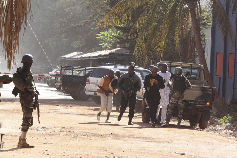 Mali : au moins trois morts lors de la prise d’otages dans un hôtel de Bamako 48141310