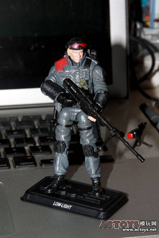 New G.I.Joe: Pursuit Of Cobra Low-Light In-Hand Pics To Make Your Mouth Water Lowlig15