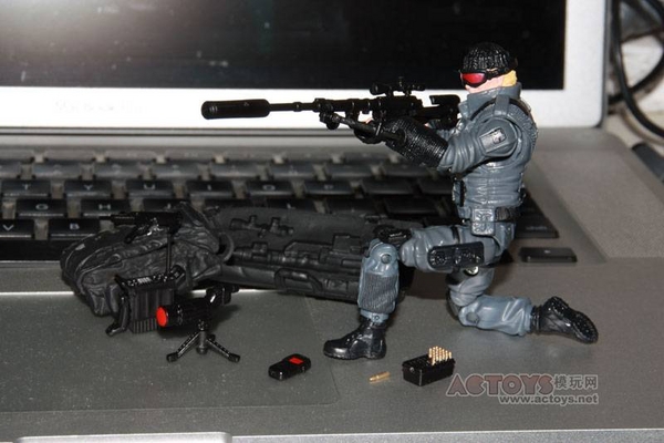 New G.I.Joe: Pursuit Of Cobra Low-Light In-Hand Pics To Make Your Mouth Water Lowlig17