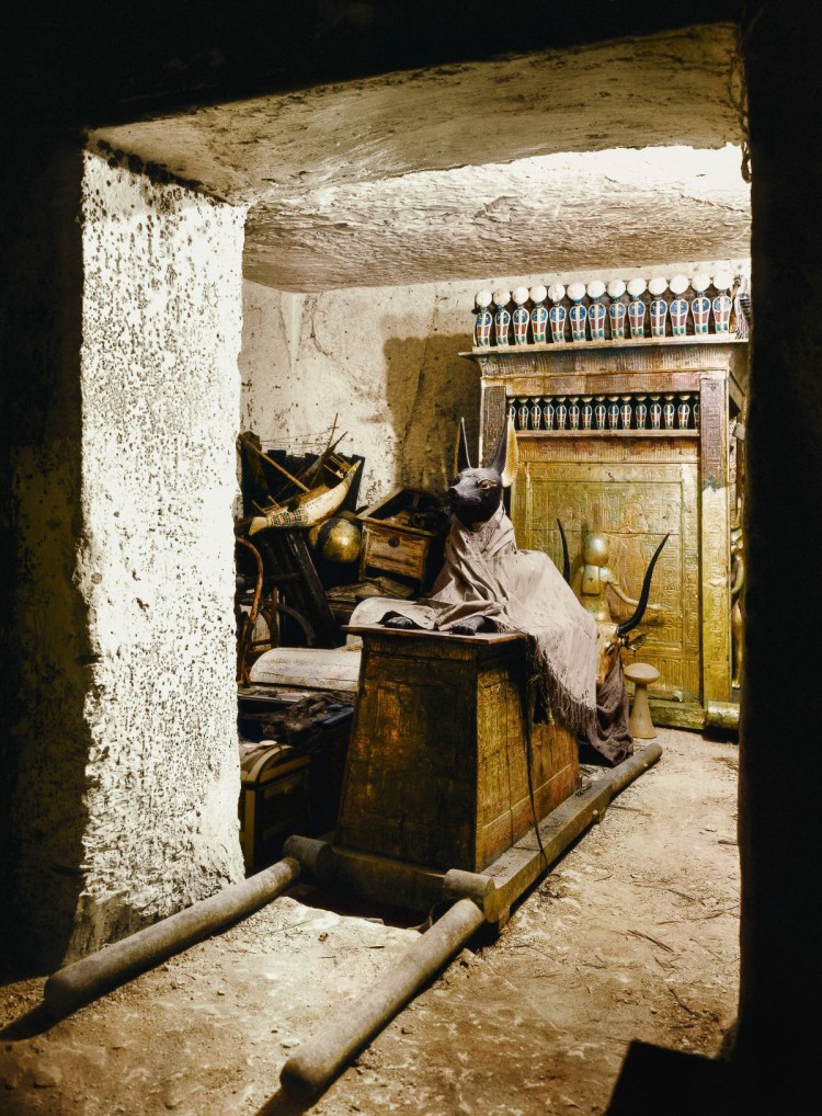 اسمه توت عنخ آمون: صور ملونة نادرة توثق اكتشاف المقبرة الملكية لأول مرة! Tut-1610