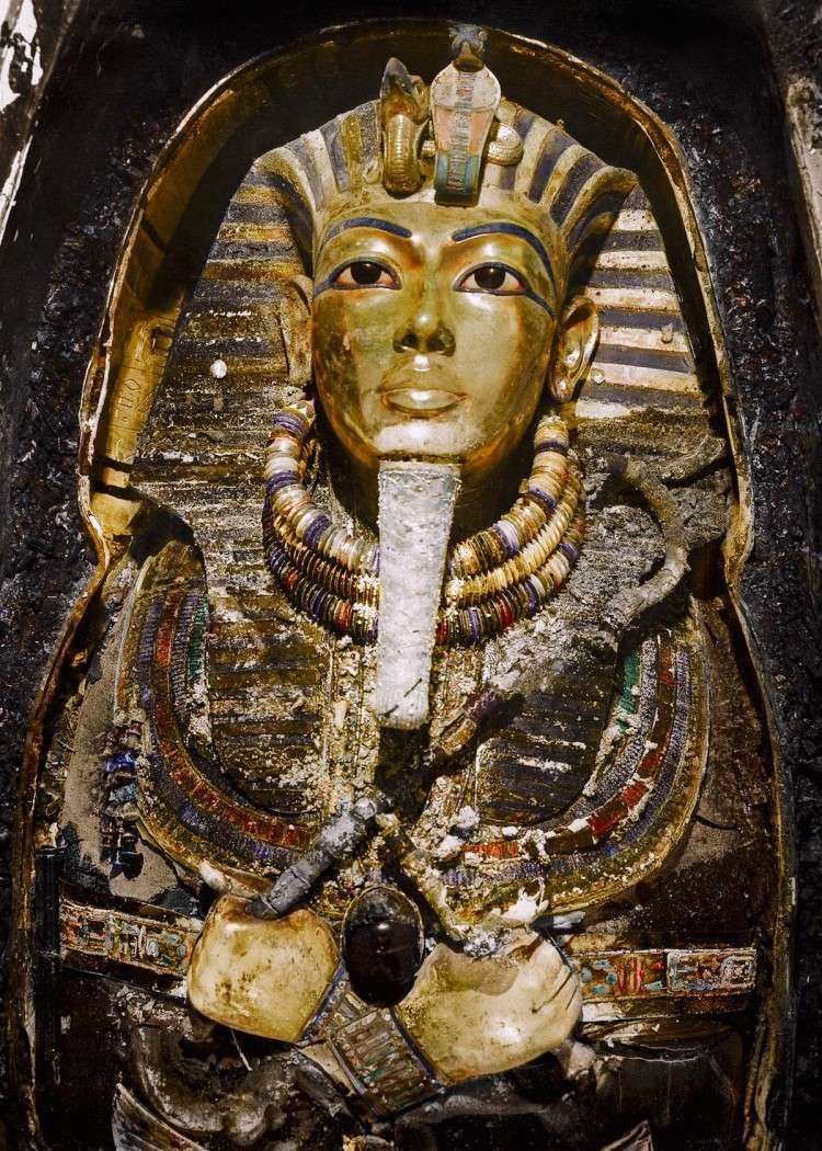 اسمه توت عنخ آمون: صور ملونة نادرة توثق اكتشاف المقبرة الملكية لأول مرة! Tut-1910