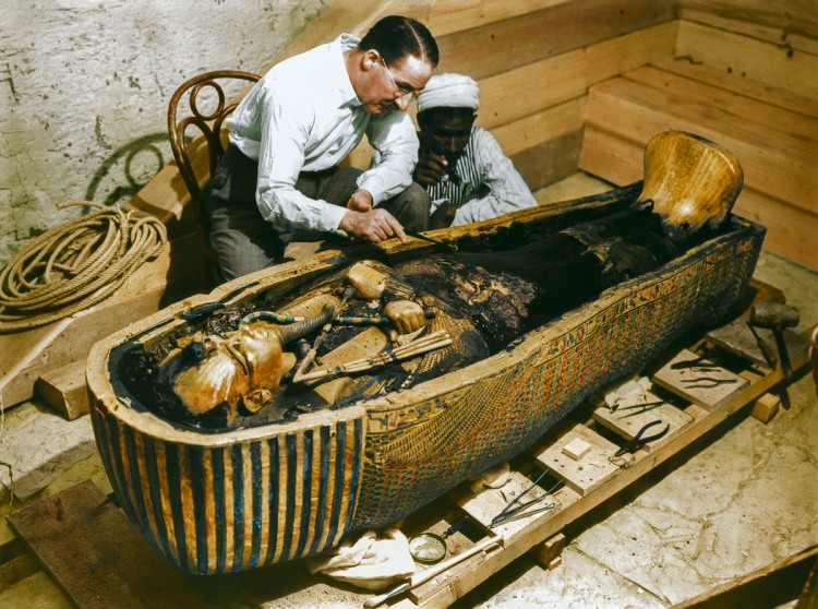 اسمه توت عنخ آمون: صور ملونة نادرة توثق اكتشاف المقبرة الملكية لأول مرة! Tut-7-10