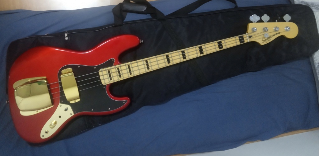 Squier Vintage (Very) Modified Jazz Bass Candy Apple Red Img_2012