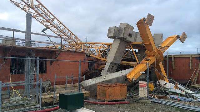 Bréal-sous-Montfort. Une grue tombe sur un chantier Breal-11