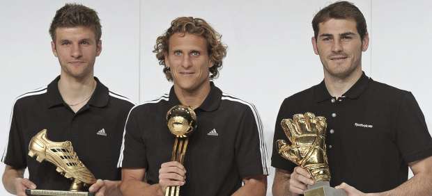 Forlán y Casillas recogen el 'Balón' y el 'Guante de Oro' del Mundial 2911-610
