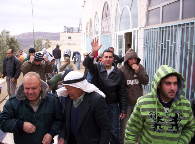 خروج المصلين من مسجد القرية لهذا اليوم الجمعه Ouuoo_88