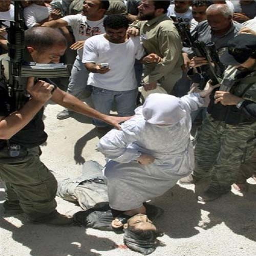 لحظة اعدام خائن فلسطيني >بالصور<! T8r29310