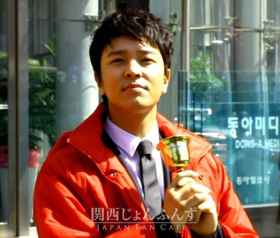 18/03/11 Kim Jeong Hoon como voluntario para recaudar fondos para las victimas de Japón 18967310