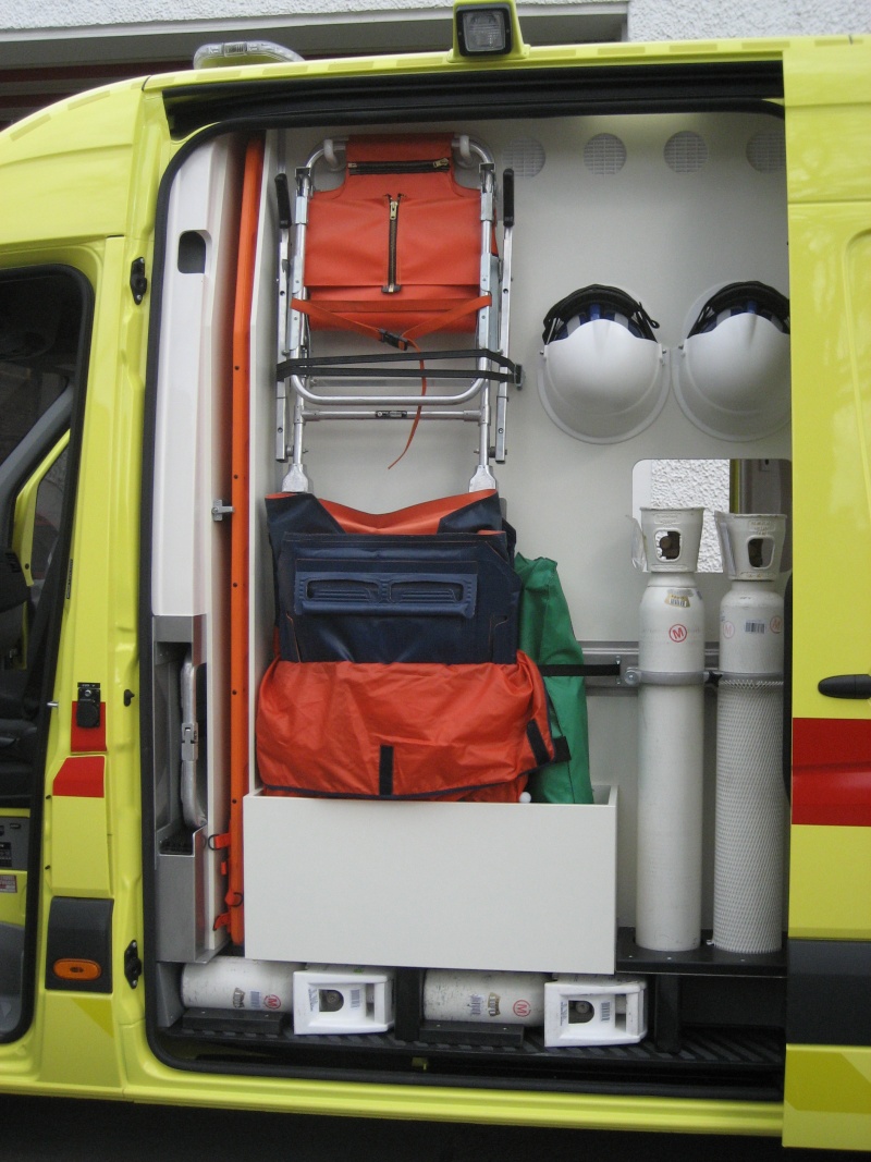 Nouvelle ambulance pour le service incendie de Lessines reçu ce lundi 22/03/10 Img_0110