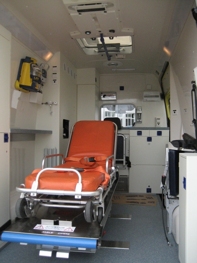 Nouvelle ambulance pour le service incendie de Lessines reçu ce lundi 22/03/10 Img_0112