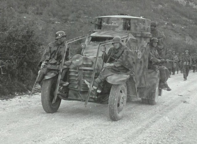 Quelques véhicules italiens utilisés par la police SS. Automi13