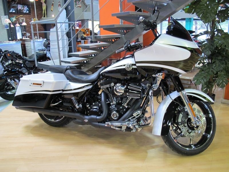 Road Glide CVO, combien sommes nous sur Passion-Harley - Page 14 Jeroni10