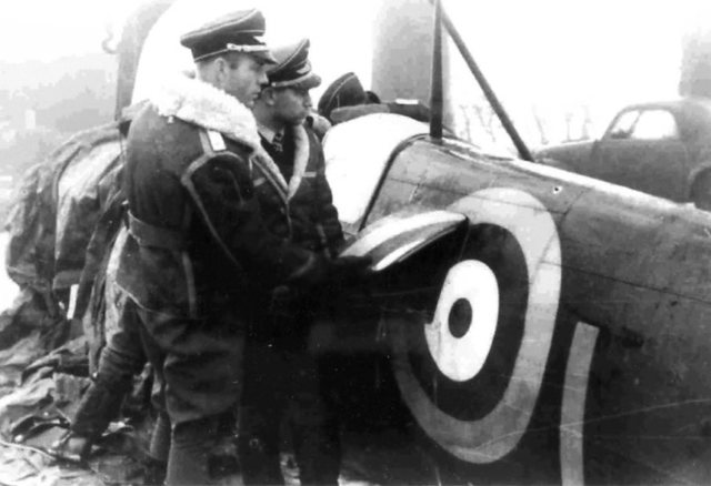 Spitfire Mk. IIa Revell 1/32 [Erik]  - Page 13 P7665c10