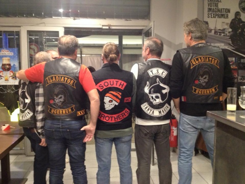 Couleurs des differents clubs de bikers - Page 5 12289610