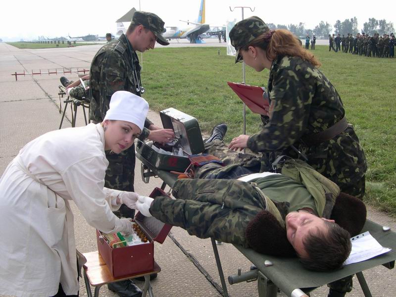 Девушка военный врач. Девушка военный медик. Медсестра в армии. Женщины медики в армии.