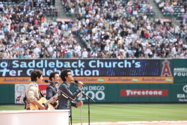Jonas-Domingo de Pascua de rendimiento en el Angels Stadium para el 30 º Aniversario de la Iglesia Saddleback 1211