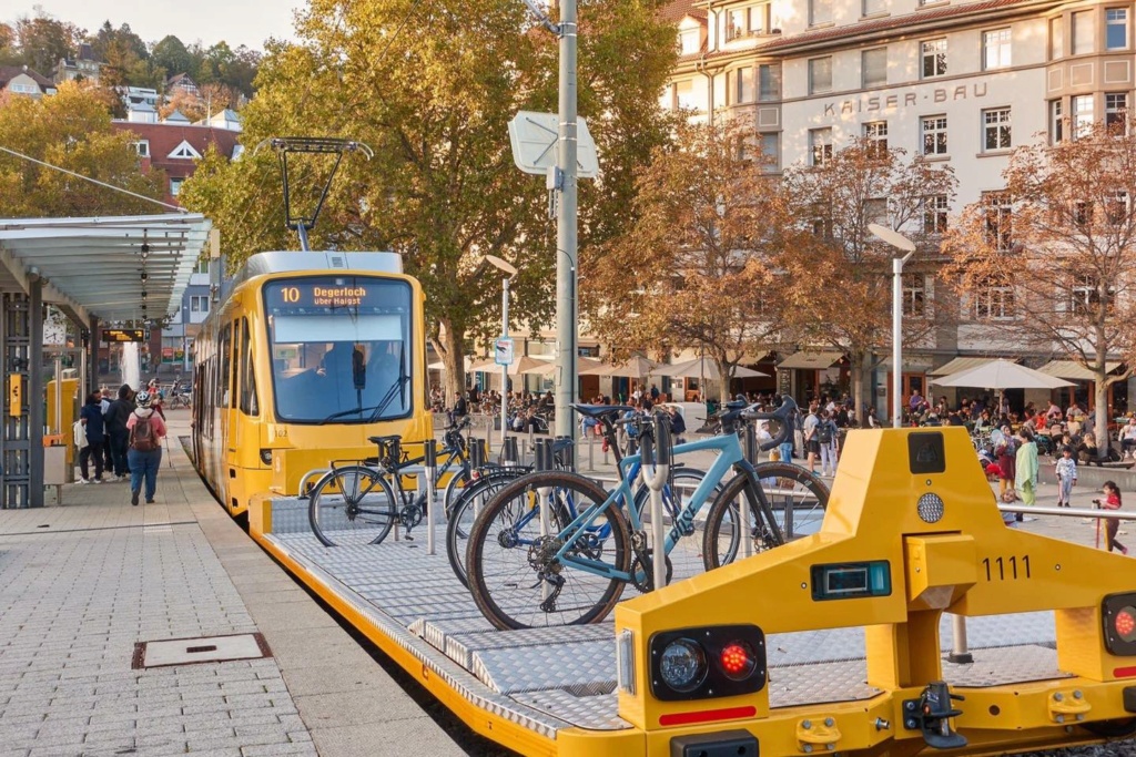 tram met aanhangwagen voor fietsen 31259510