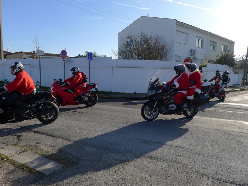 La Balade des Pères Noël 2015 Créon-Libourne P1050321