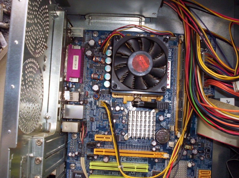 Reparation d'un pc sauvé de la benne a ordure! Connec10