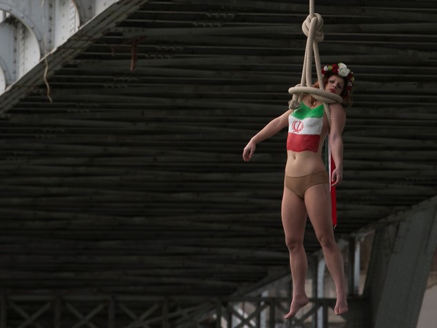Femen si impiccano a Parigi 13434510