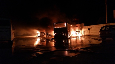 Locri: incendio distrugge 14 bus! 4550de10