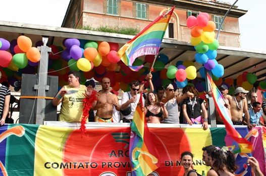 Giudici di Milano riconscono un'adozione gay in Spagna Carro_10