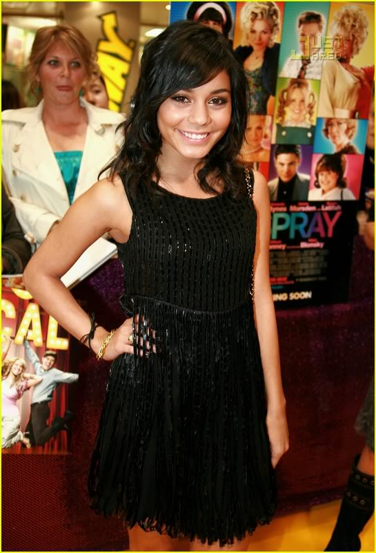 'Hairspray' Australian Premiere- 05.09.2009. - Page 2 Vaness26