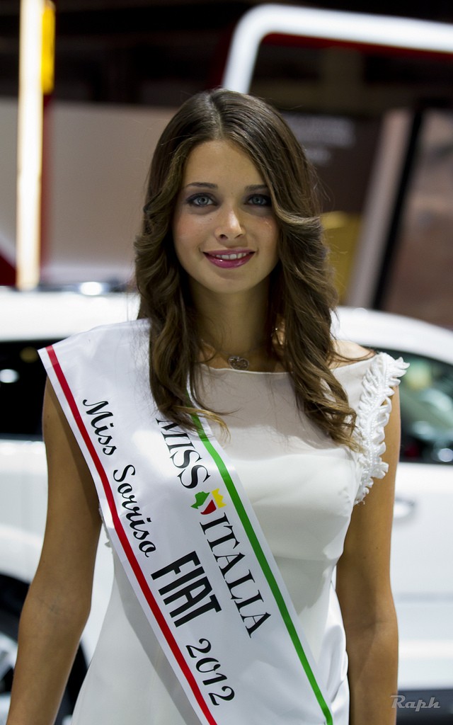 LES PLUS BELLES FILLES DES SALONS AUTO - Page 8 Miss-i10