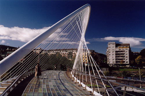Première mondiale : 2011, le pont à haubans et tablier courbe de Térénez 14730110