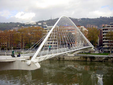 Première mondiale : 2011, le pont à haubans et tablier courbe de Térénez Sondik10