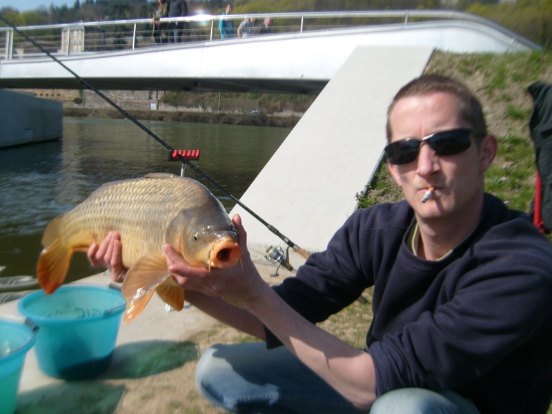 Rocco et sa 1ère carpe de l'année au feeder!! Force et robustesse! S7303314