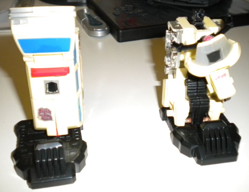 Vendo Transformers G1 First aid (sirena) e Groove (chips) + piedi Defens12