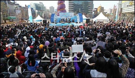 Teen Top et IU se réunissement lors d'un concert pour les victimes du tremblement de terre au Japon 20110310